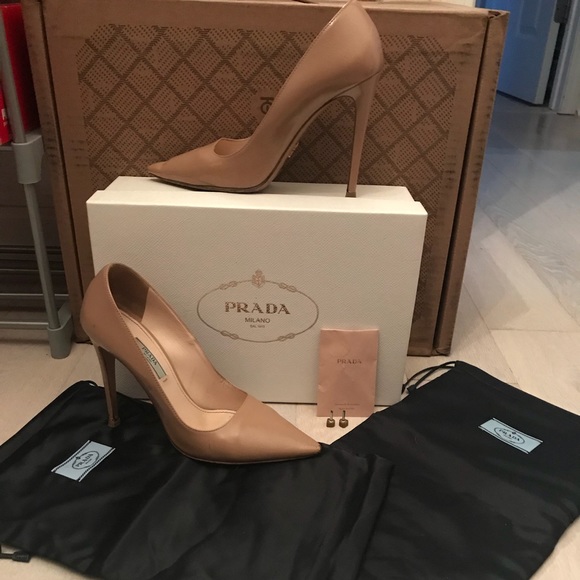 👠Prada Nude/Tan Patent Leather 38 Heel Closed Toe - Picture 2 of 8